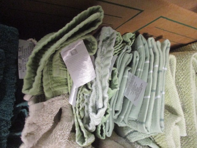 Large Grouping of Nice Shades of Green Bath Towels, Hand Towels and Wash Cloths - 4