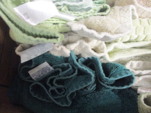 Large Grouping of Nice Shades of Green Bath Towels, Hand Towels and Wash Cloths - 6