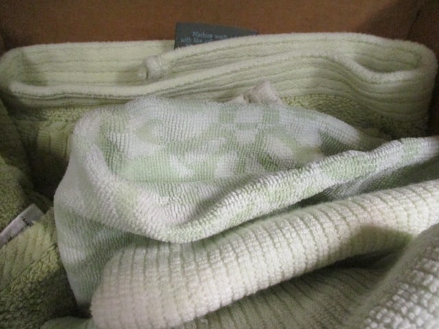 Large Grouping of Nice Shades of Green Bath Towels, Hand Towels and Wash Cloths - 7