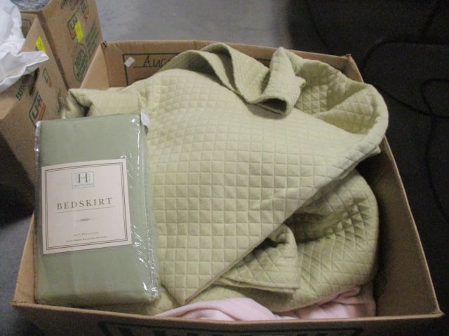 Full/Queen Bed Spread and Blankets (1 of 6)