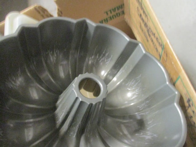 Kitchen Wares-Kitchen Utensils, Cake Pans, Cutting Boards, Cooling Rack, etc. - 5