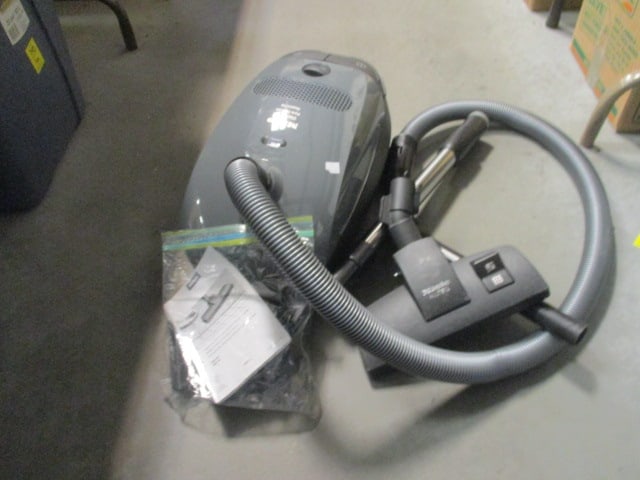 Miele SBAN0 Canister Vacuum with Attachments (1 of 8)
