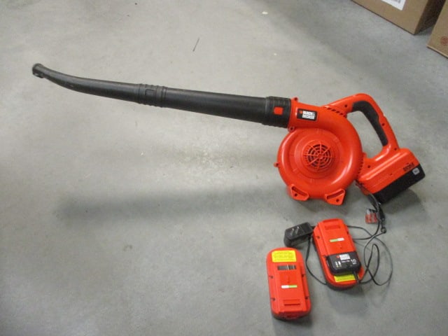 Black & Decker 18V Blower, Charger and Three Batteries (1 of 5)