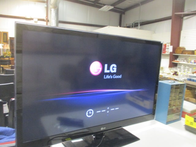 LG 47" Smart TV Platform LED LC HDMI Television with Two Remotes: Model 47LW5600-UA.AUSYLHR, Serial #111RMJF52932, DOM 11/2011, powers on, Local Pickup Only