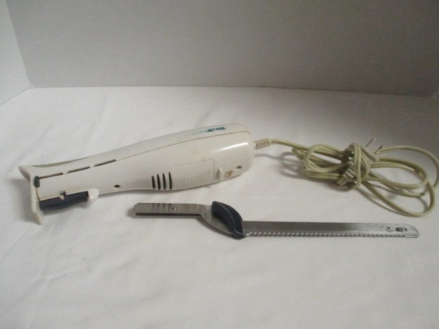 Black + Decker Electric Knife: powers on