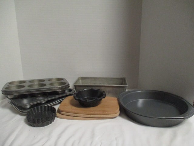 Bakeware and Wood Cutting Boards (1 of 11)