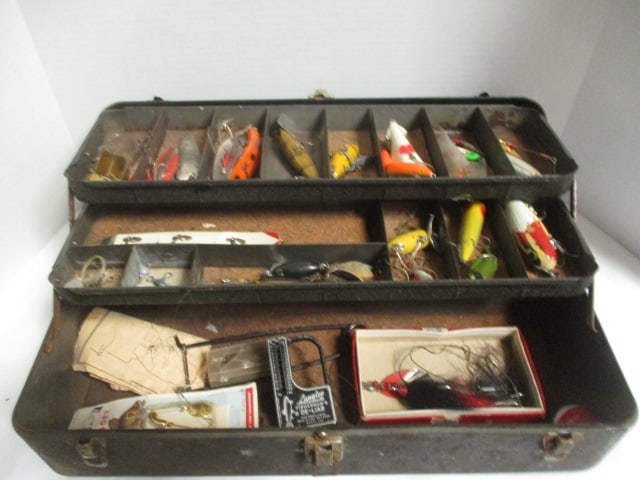 Old 19" Metal Tackle Box with Nice Grouping of Vintage Fishing Lures (1 of 16)