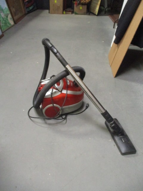 Bissell Zing Canister Vacuum: Model 7100, powers on, Local Pickup Only