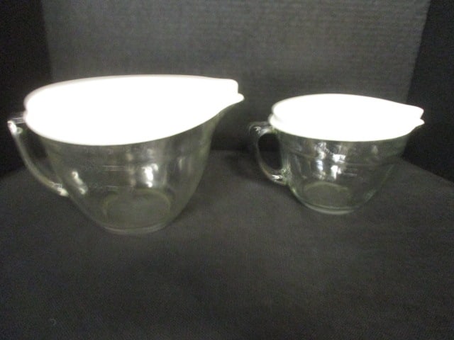 The Pamper Chef 4 Cup and 8 Cup Measuring Bowls with Covers: .