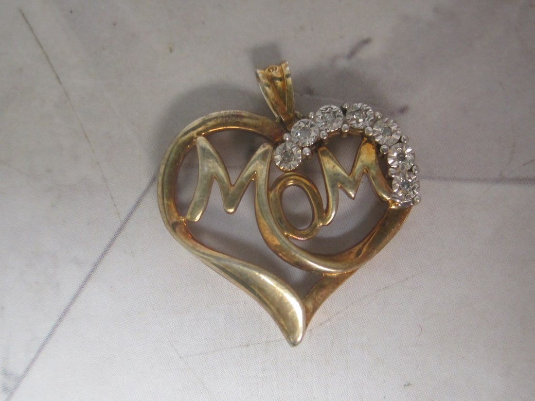 Sterling Silver Vermeil "Mom" Pendant: Weighs 2.2 grams