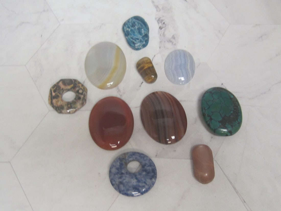 Lot of Gemstones: .