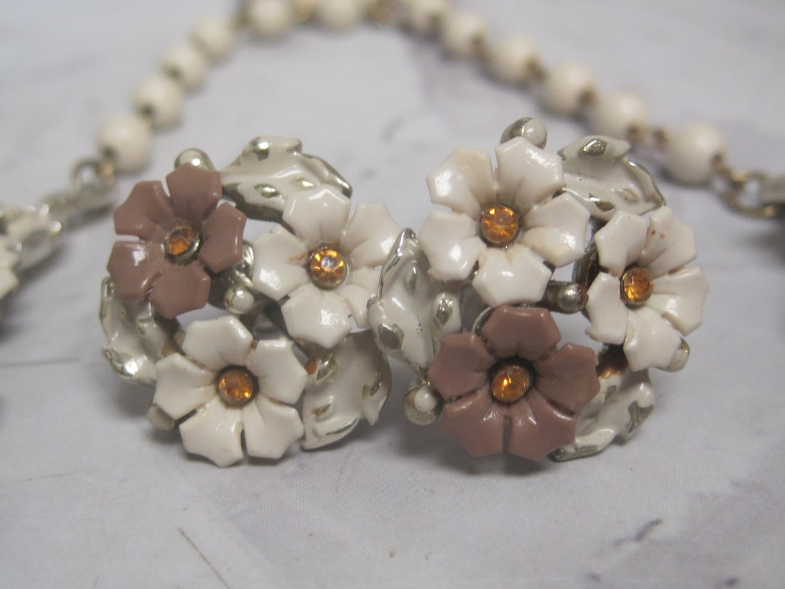 Vintage Coro Daisy Necklace & Screwback Earrings - 5