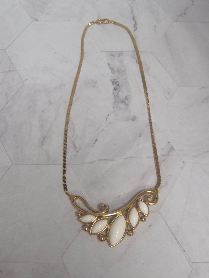 Vintage Goldtone Trifari Necklace: .