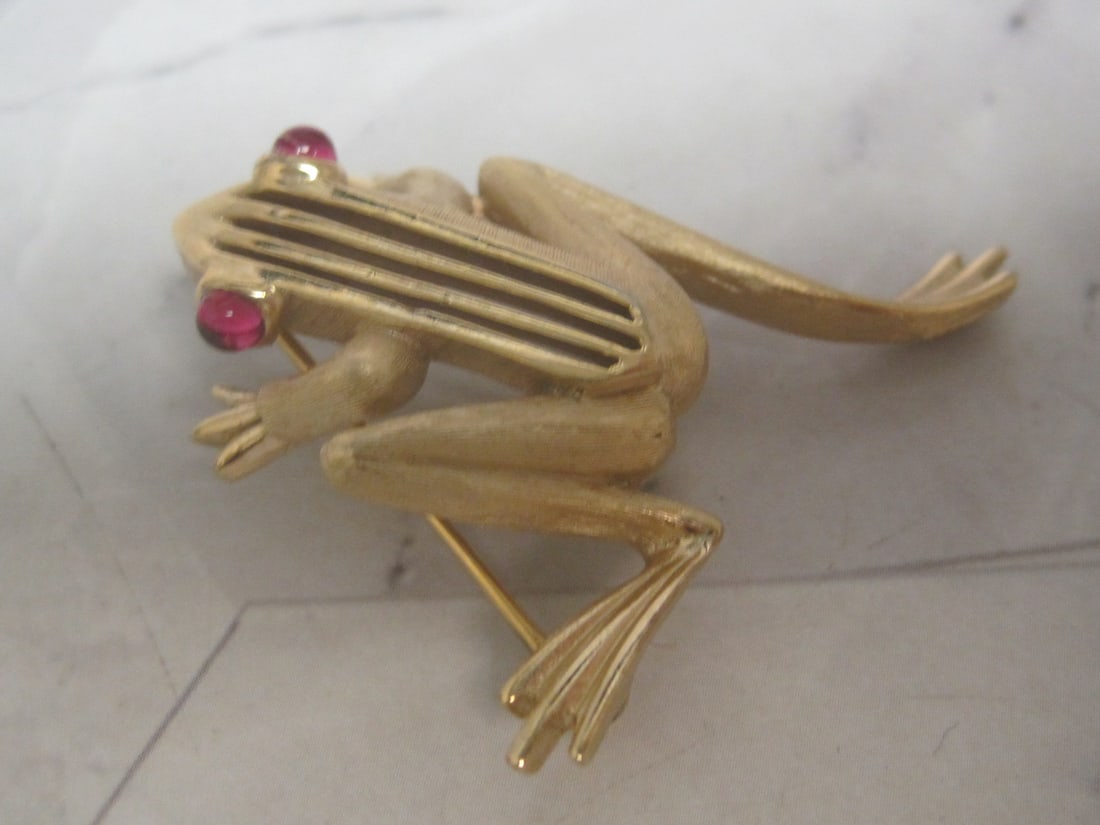 Vintage Trifari Goldtone Frog Brooch: Signed