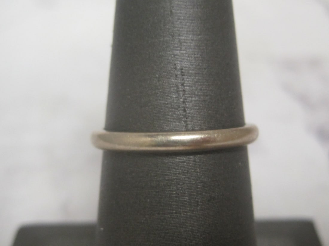 14k White Gold Band Ring: Weighs 2.1 grams, Size 7