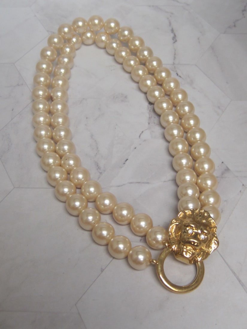 Vintage Kenneth J. Lane for Avon Faux Pearl Necklace with Goldtone Lion Head: .