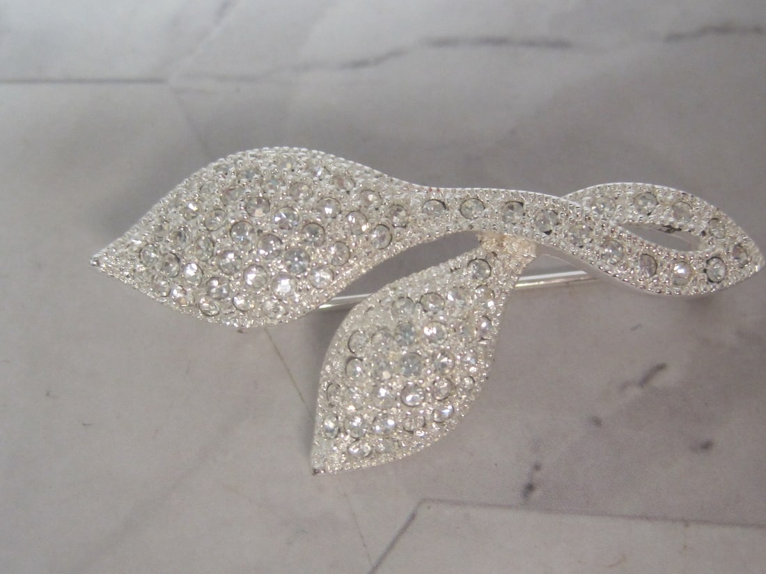 Vintage Silvertone Napier Rhinestone Brooch: .
