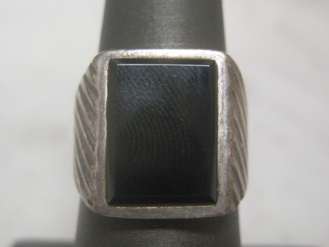 Sterling Silver Man's Onyx Ring: Weighs 5.9 grams, Size 7
