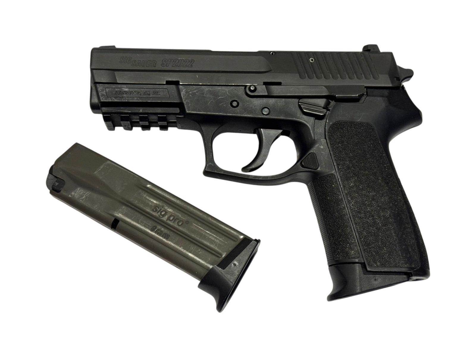 Excellent Sig Sauer SP2022 Semi-Automatic 9MM Pistol (1 of 13)