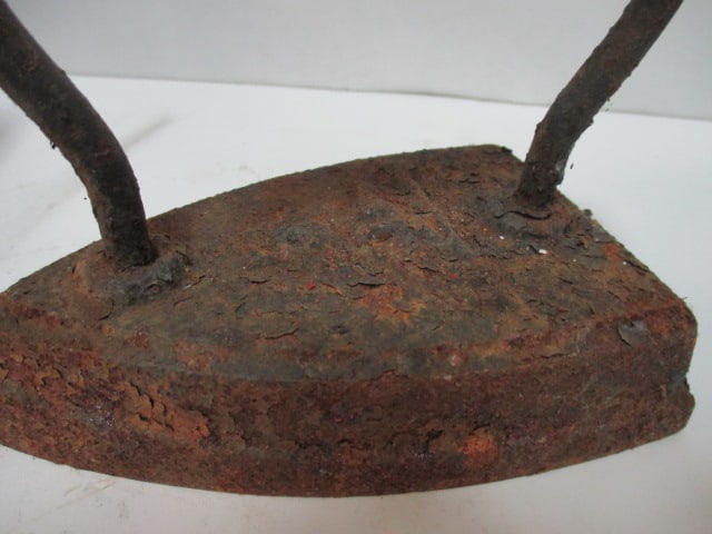 Three Antique No. 5 Cast Iron Sadirons - 2