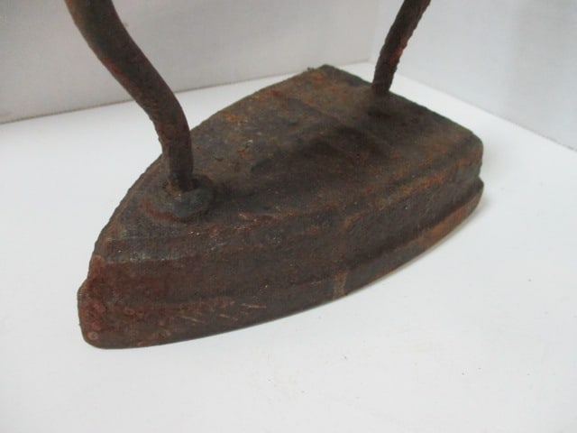 Three Antique No. 5 Cast Iron Sadirons - 4