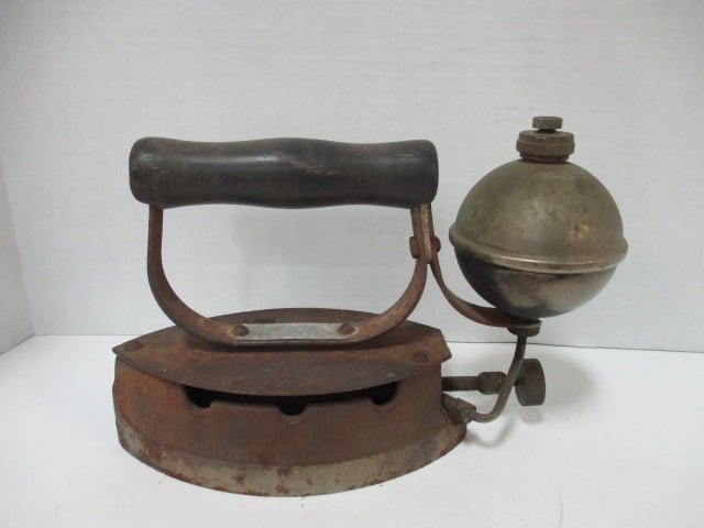 Antique The Akron Lamp Co. "The Diamond Iron" Steam Iron: .