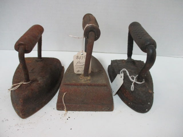 Antique No. 7 and No. 8 Cast Iron Sadirons (1 of 5)
