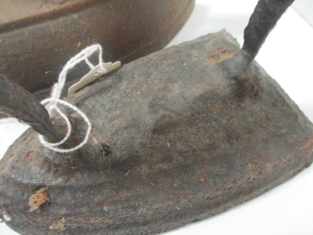 Antique No. 7 and No. 8 Cast Iron Sadirons - 3