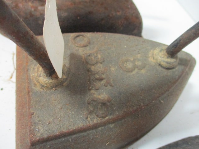 Antique No. 7 and No. 8 Cast Iron Sadirons - 4