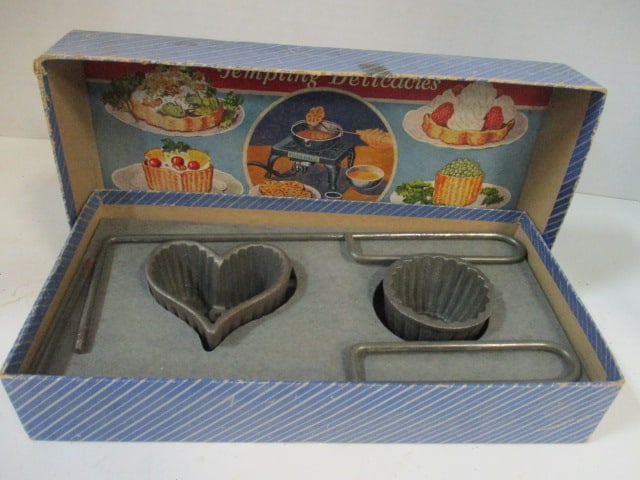 Vintage Griswold Patty Molds No. 2 Set in Original Box: .