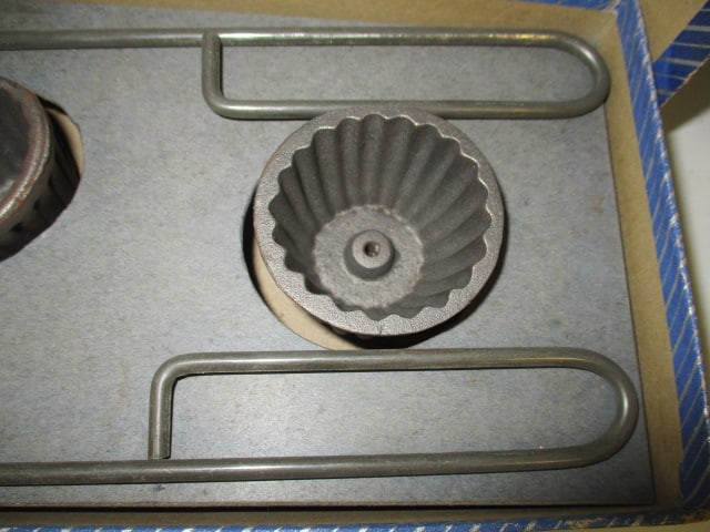 Vintage Griswold Patty Molds No. 2 Set in Original Box - 2