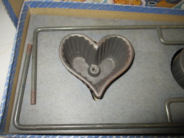 Vintage Griswold Patty Molds No. 2 Set in Original Box - 3