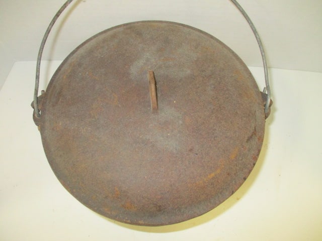 Old No. 8 Cast Iron Dutch Oven with Bail Handle - 2
