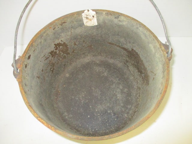 Old No. 8 Cast Iron Dutch Oven with Bail Handle - 3