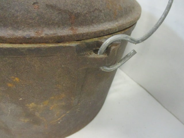 Old No. 8 Cast Iron Dutch Oven with Bail Handle - 4
