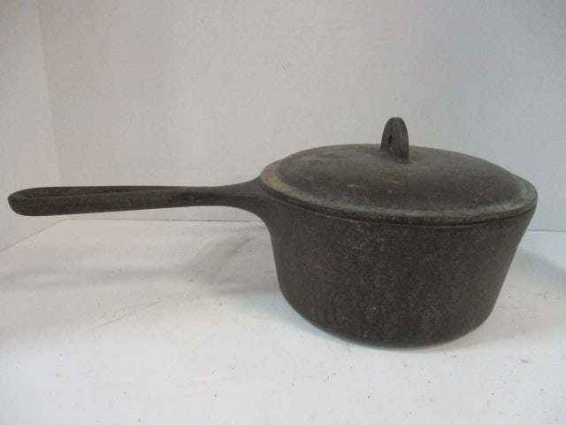 No. 20T Cast Iron Covered Sauce Pan (1 of 4)