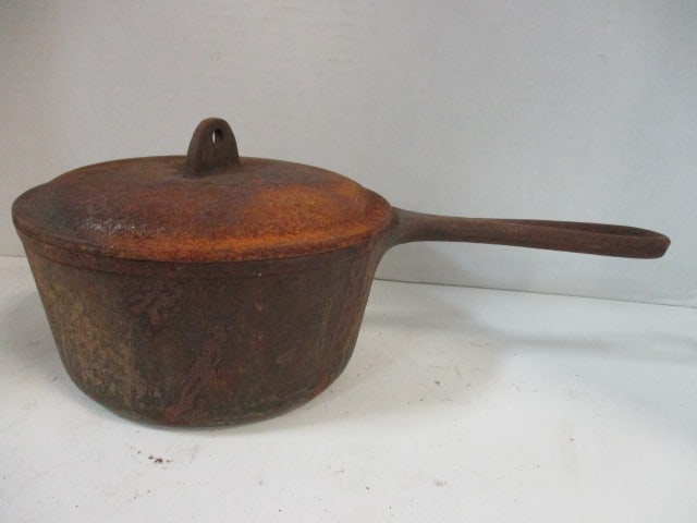 Cast Iron 2 Quart Stew Pot with Lid (1 of 4)