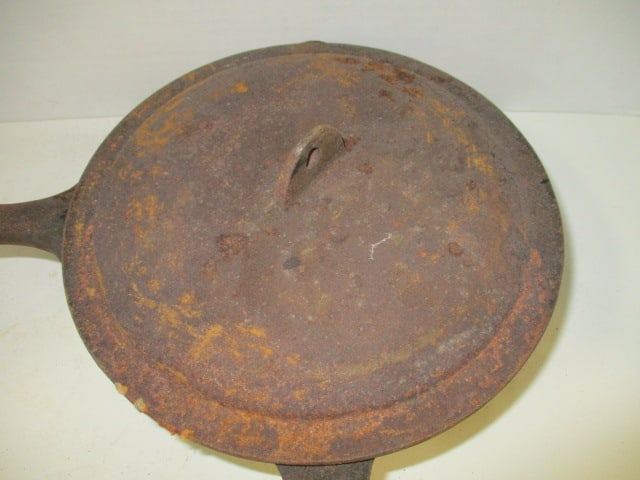 Cast Iron 3 Quart Covered Sauce Pan - 2