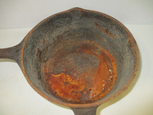 Cast Iron 3 Quart Covered Sauce Pan - 3