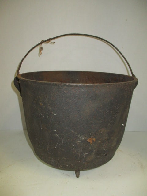 No. 8 Cast Iron Chuck Wagon Dutch Oven with Bail Handle: 10 1/4"dia x 8 3/4"h, rusted