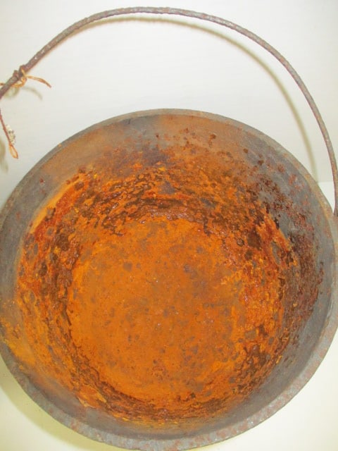 No. 8 Cast Iron Chuck Wagon Dutch Oven with Bail Handle - 2