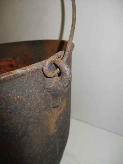 No. 8 Cast Iron Chuck Wagon Dutch Oven with Bail Handle - 3