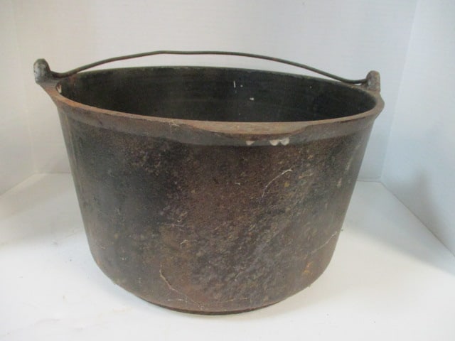 No. 12 Cast Iron Dutch Oven with Bail Handle (1 of 3)