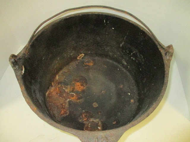 No. 12 Cast Iron Dutch Oven with Bail Handle - 2