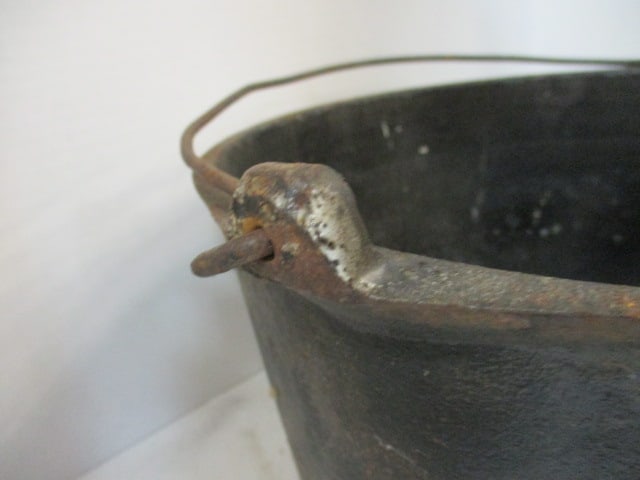 No. 12 Cast Iron Dutch Oven with Bail Handle - 3