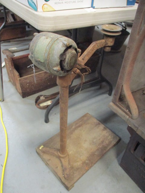 Vintage Pedestal Mounted Electric Line Shaft Drive Power Stand Motorized Power Source (1 of 4)