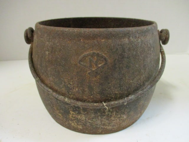 Antique Cast Iron No. 5 Pot with Original Bail Handle with Foundry Mark (1 of 3)