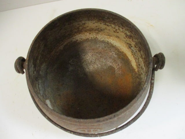 Antique Cast Iron No. 5 Pot with Original Bail Handle with Foundry Mark - 2
