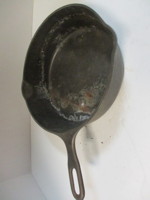 Old Cast Iron No. 8 "Chicken Pan" Fryer: 10 1/2"dia x 3 1/4"h, marked on bottom Chicken Pan I 1034, has heat ring