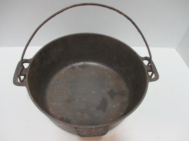 Vintage Griswold No. 8 Tite-Top Baster Dutch Oven - 2
